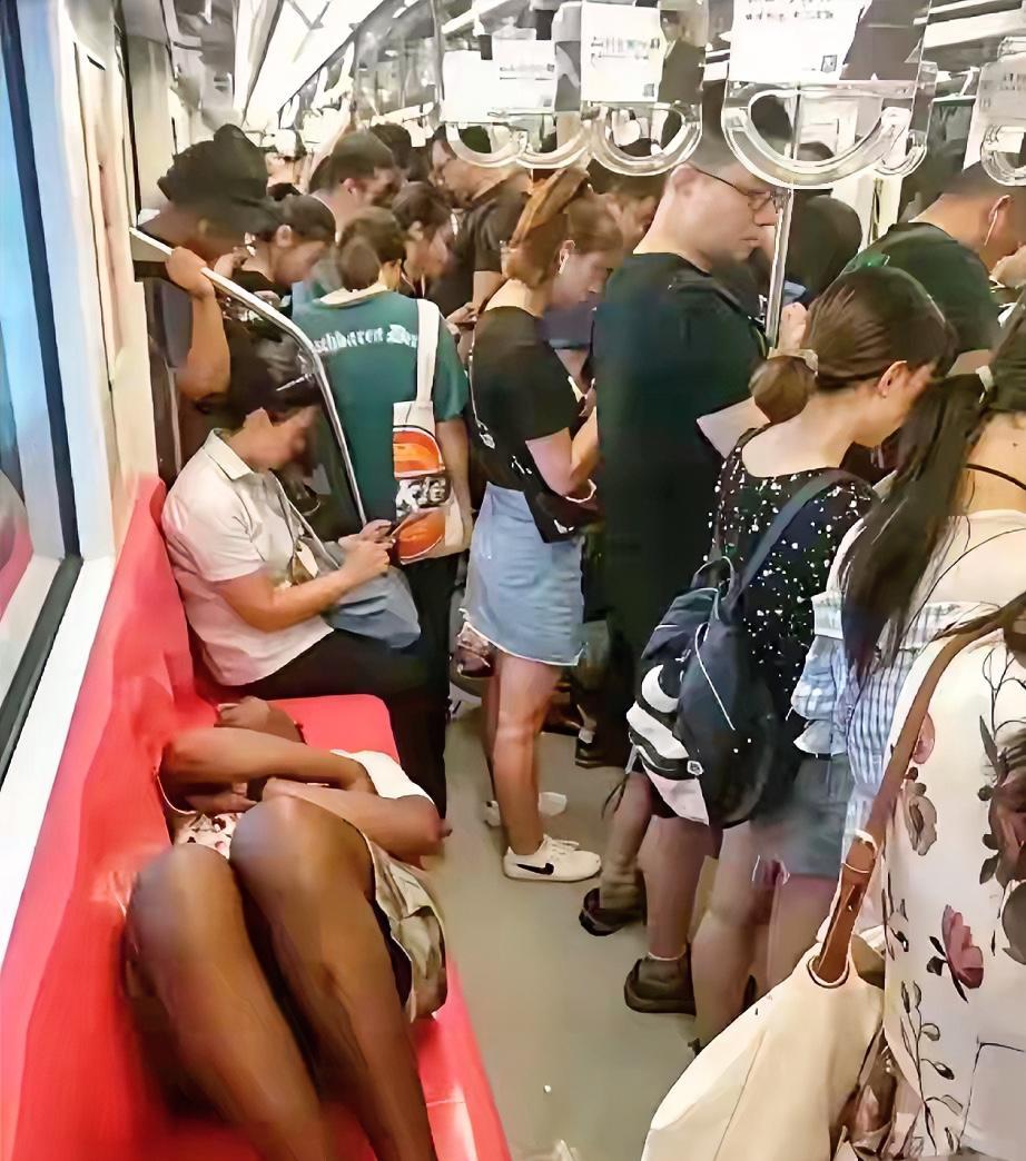 在国内遇到这样的，大家通常都避而远之，因为普通人的心理判断躺着的这位，要不是脑子