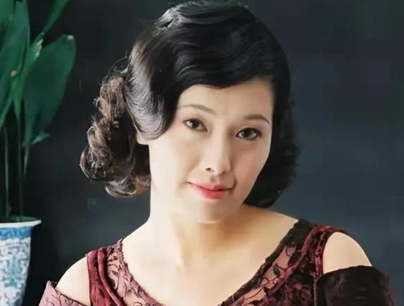 一天夜里，贾妮愤怒的对申军谊吼道："咱们都同居8年了，你到底什么时候娶我？"申军