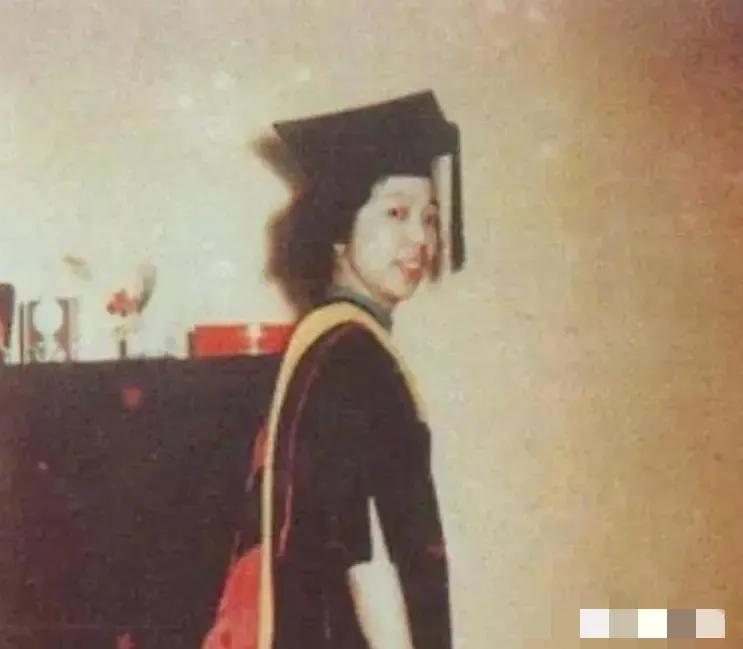 1957年，美国海关私吞了中国女人行李箱里面的6800美金，她却开心地笑了，谁也