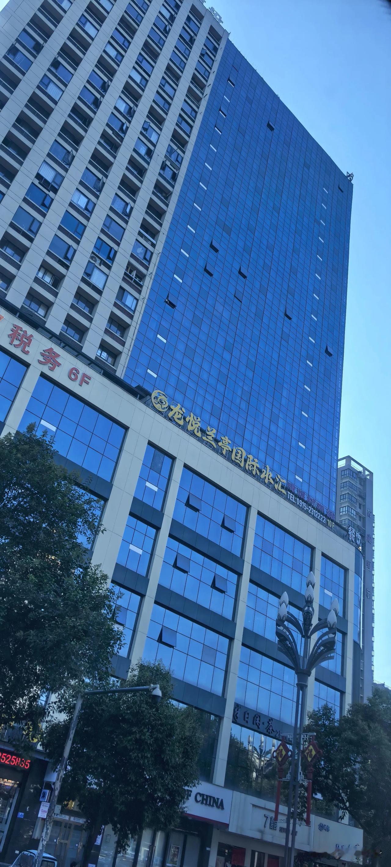 相对于西安，作为陕南地区的欠发达城市，安康却是个消费水平很高的地方，有些行业的