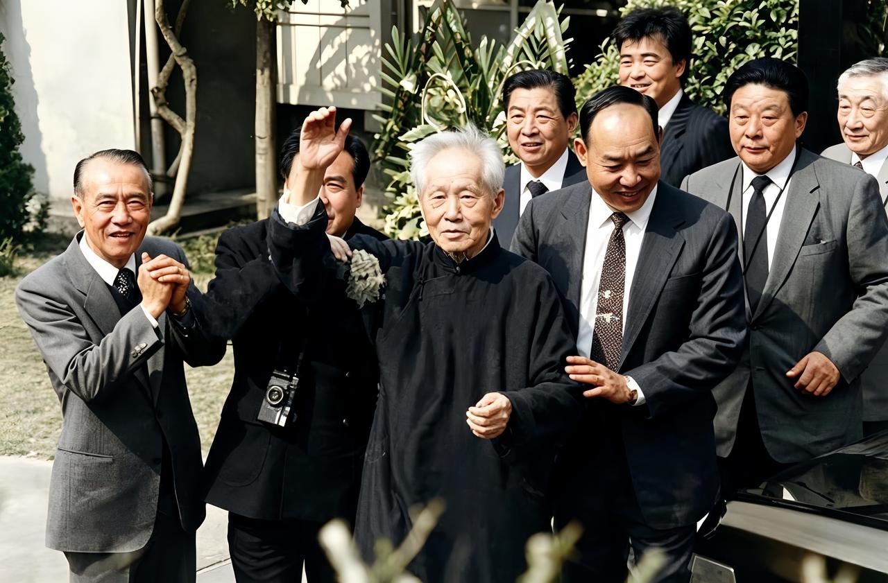 这是一九八八年孙立人九十寿辰时在亲人的搀扶下向前来拜寿的人挥手致意。这次祝寿场面
