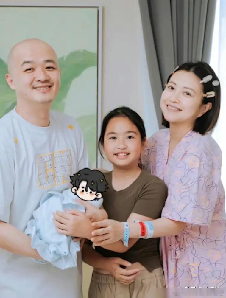 别信什么“一碗水端平”的鬼话。包文婧直播里捅破了这层窗户纸。她说二胎儿子“面条