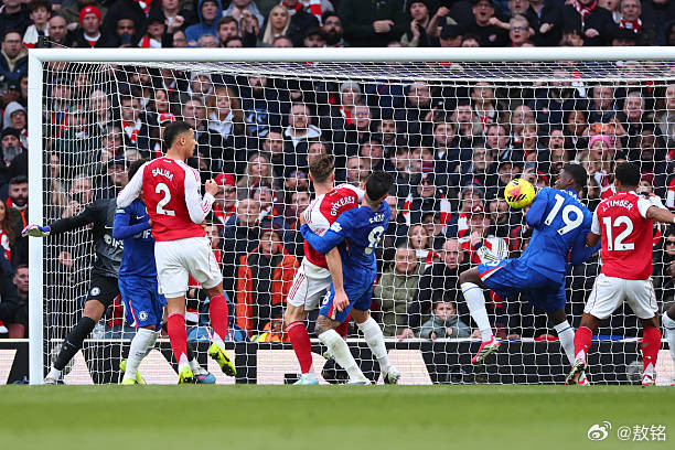 阿森纳vs切尔西廷伯右路传中，恩佐用胸膛把球挡出了底线。阿森纳角球。萨卡左脚高