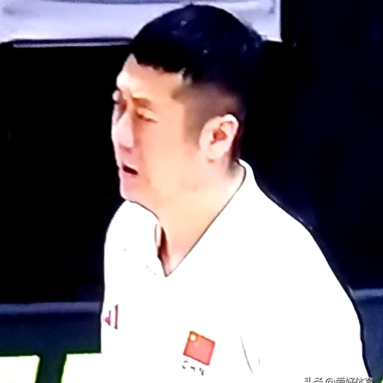 当决胜分落地时，今夜南京的馆里那口闷气才吐出来。世女排联赛第2轮小组赛，中国女