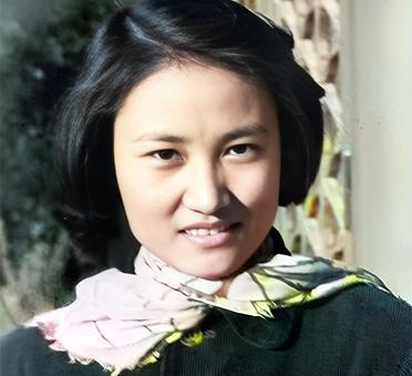这位美丽大方素朴的姑娘正是人大才女张志新。她在大学时就参加过解放军。可是，196