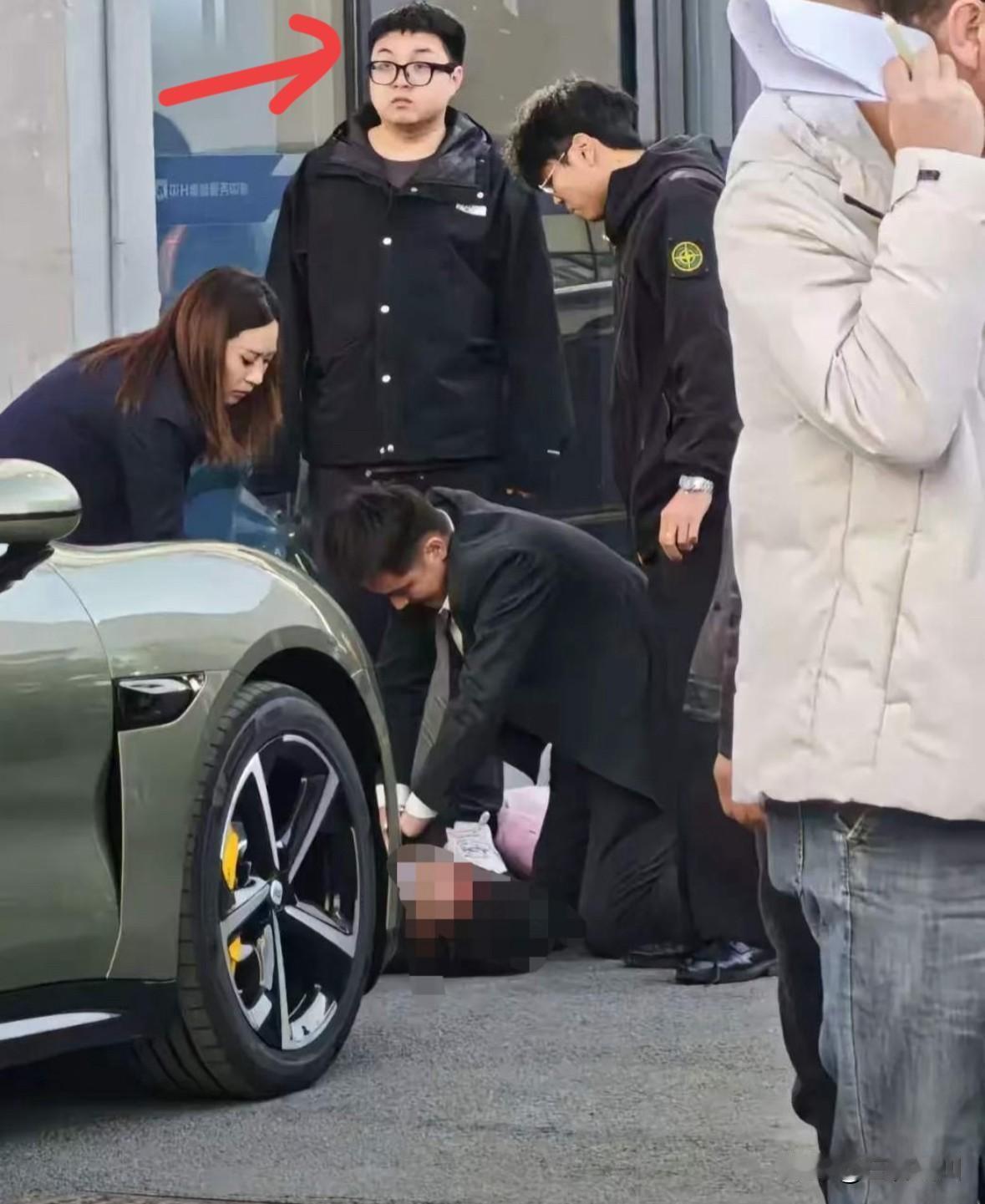 一脸懵逼的小米车主撞人后下车居然是先查看自己的车有没有被撞坏…最惨的是那个销