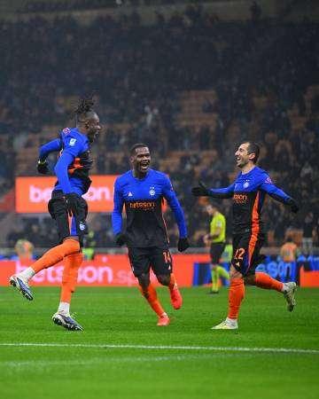 意大利足球也开始抱漂亮爸爸的大腿。看看球场，各大球队除了尤文，还有意大利的老板吗