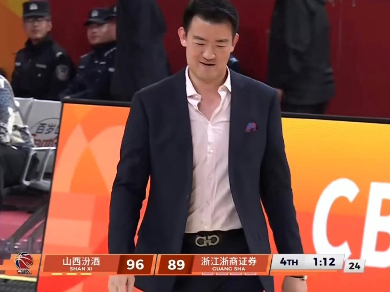 王博主教练在比赛中被夺权后笑着离开赛场，这笑容背后隐藏的会是什么呢？4月15