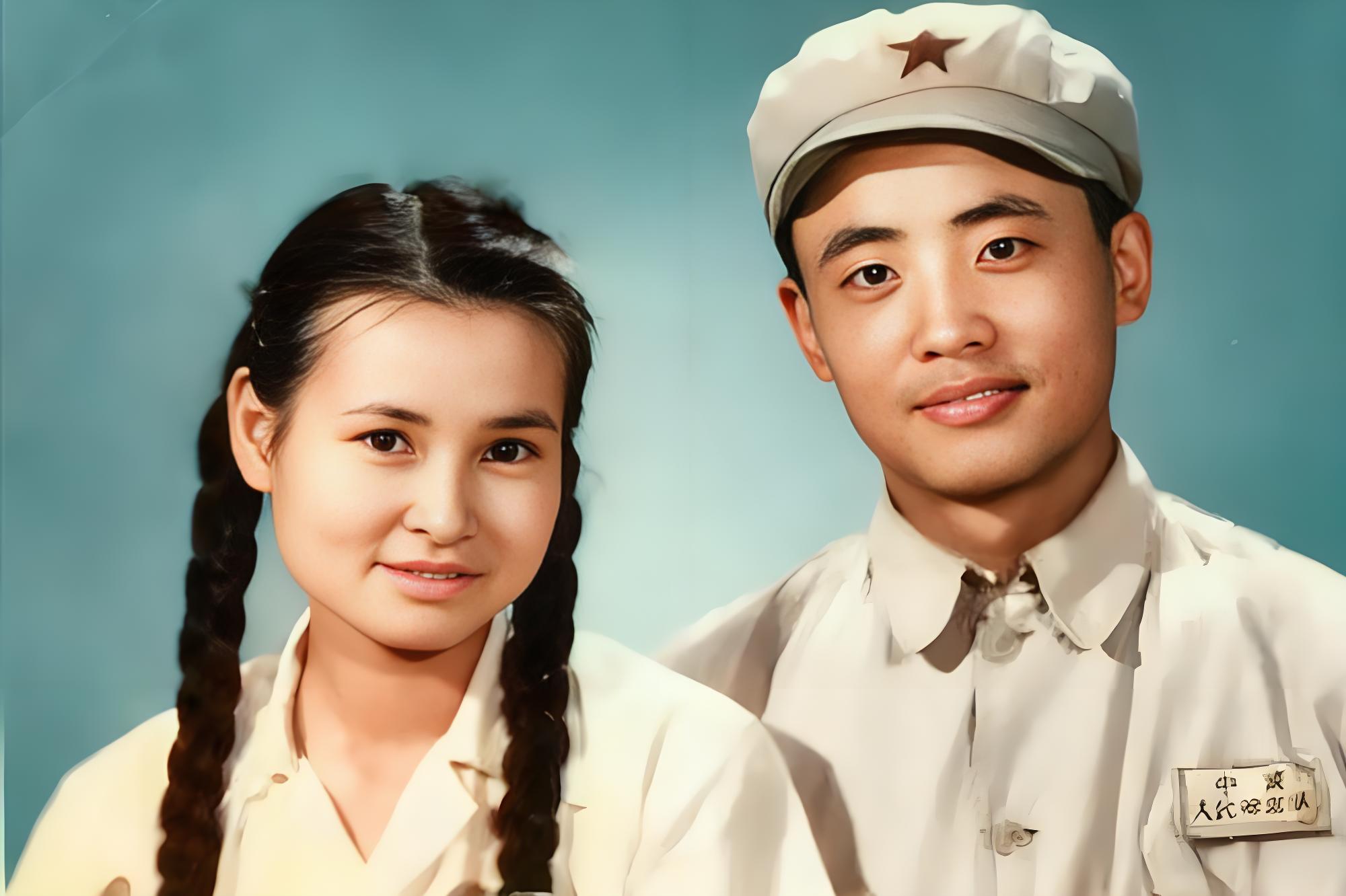 这张定格于50年代的合影，映着那个时代特有的朴素温情——画面中央的两人，是林徽因