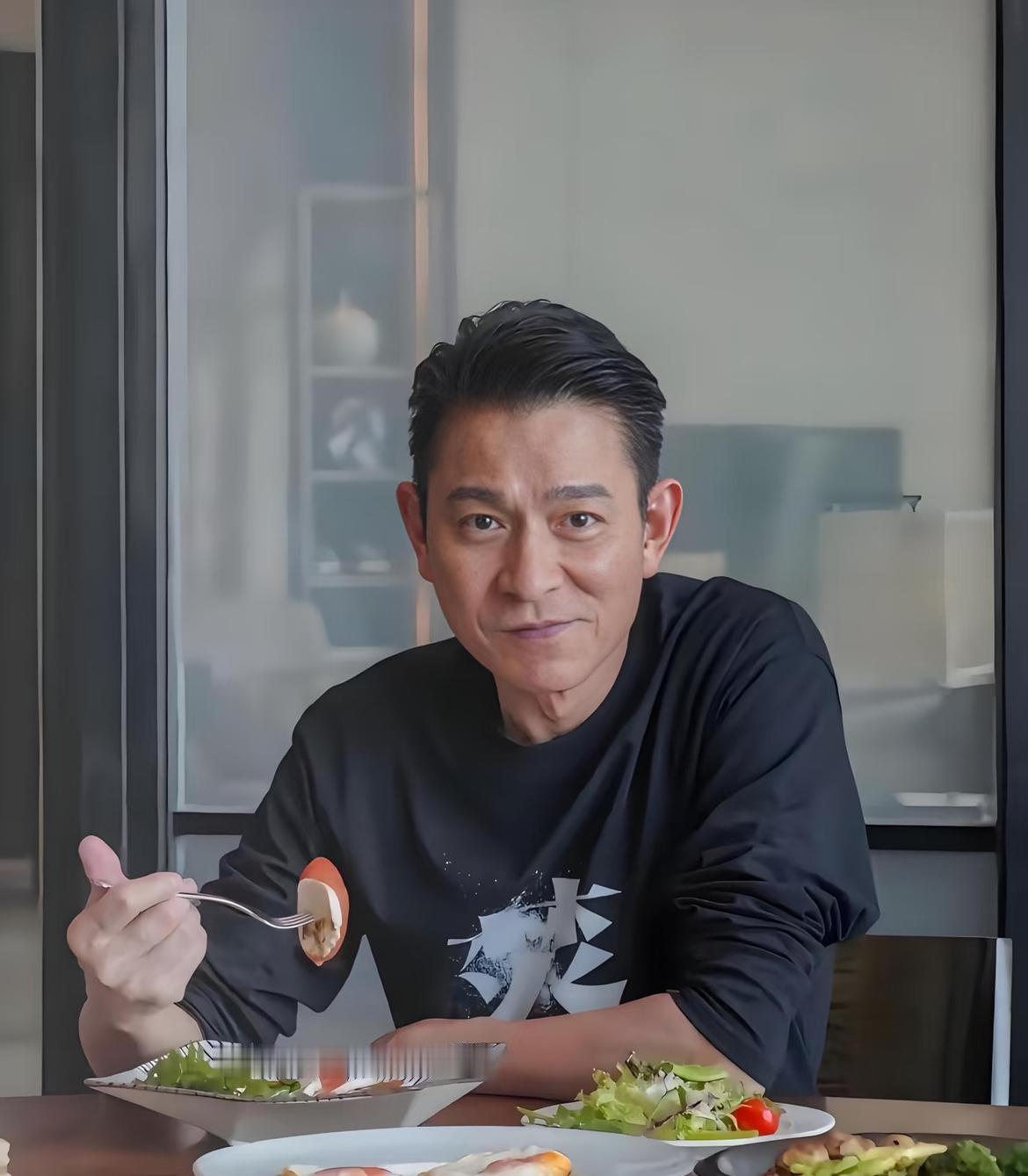 你有没有发现刘德华已经65岁年龄虽然比较大了，但是他居然已经拥有了这么多优秀