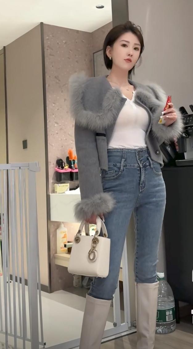 完蛋了。说好去接媳妇的，谁知睡过头了。睁眼一看，媳妇已自己跑回来了。看她怒