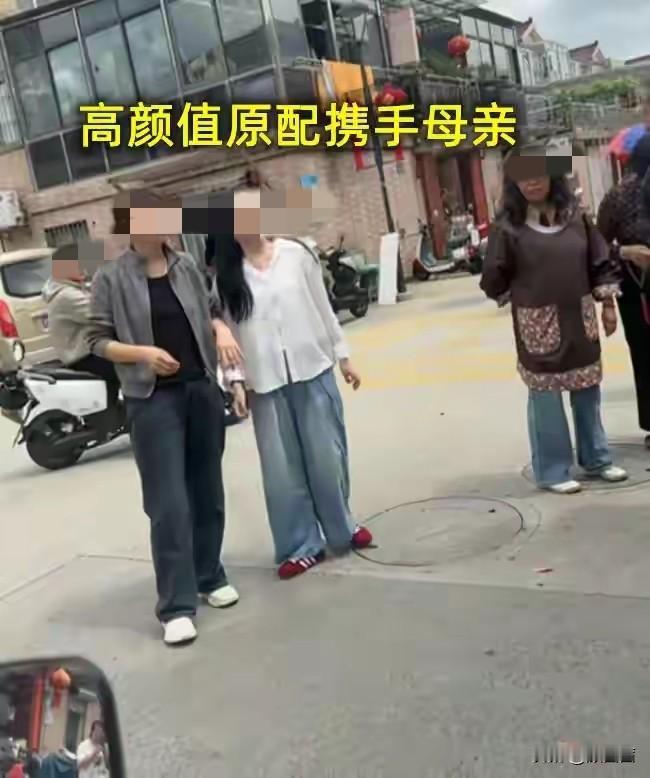 昆山丈母娘举喇叭街头喊话，原配被威胁不敢露面，这出闹剧太扎心。这年头，婚姻