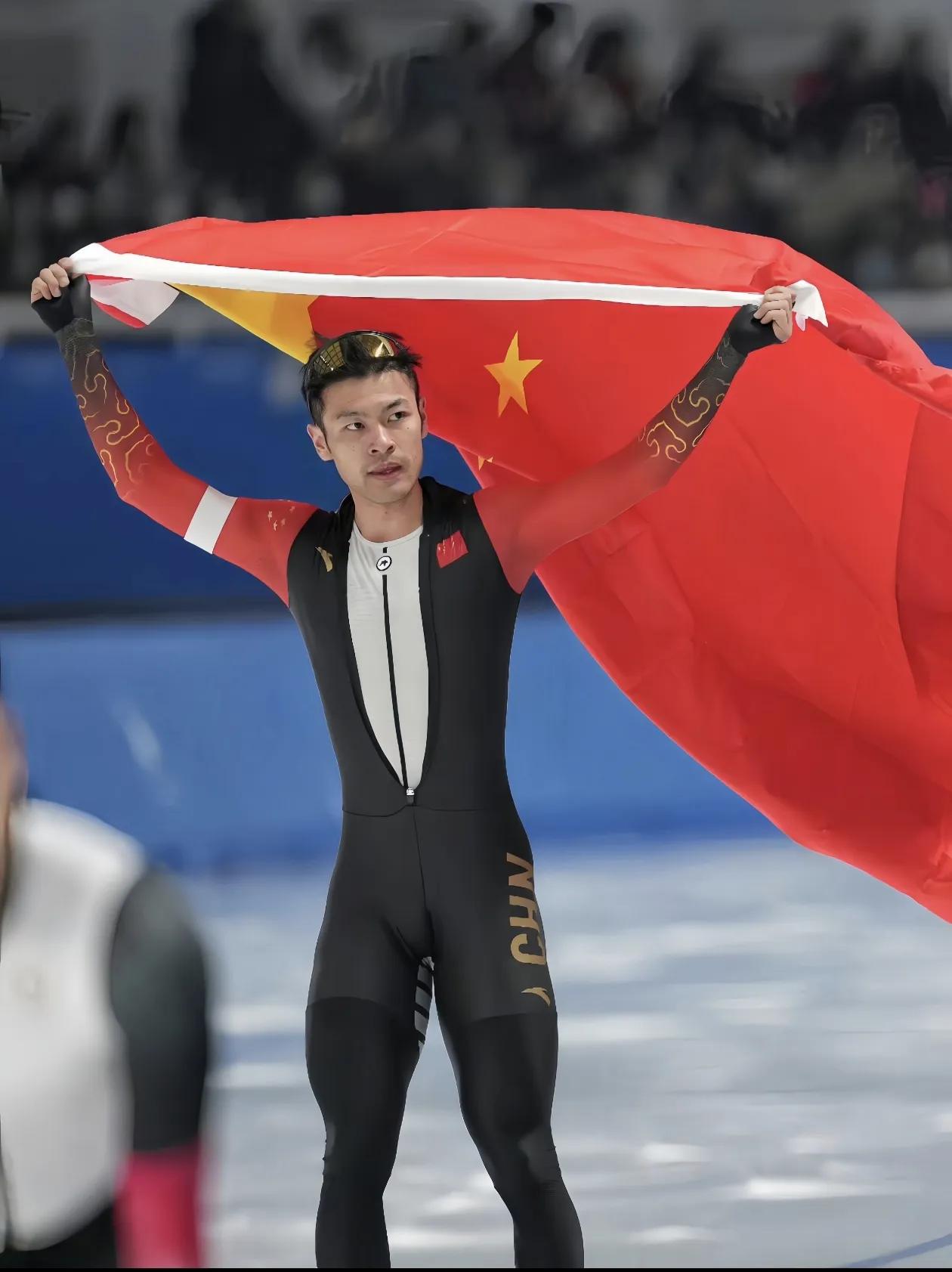 我有强烈的预感，宁忠岩以后会超越林丹，不是因为他们靠颜值出圈，也不是因为长的