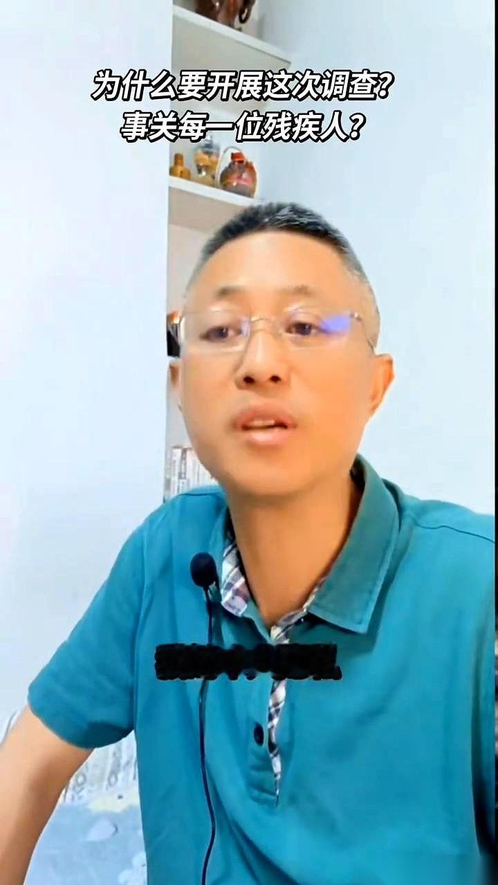 门被敲响了。一个挂着证件的陌生人，手里捧着个平板，屏幕幽幽地发着光。他不是来推