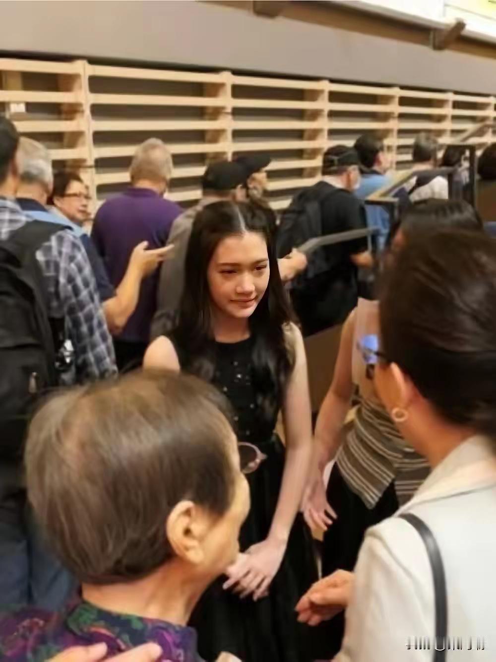 蒋家第五代成员蒋得聆高中毕业啦，这可是蒋中正的玄孙女、蒋经国的曾孙女。当记者问她