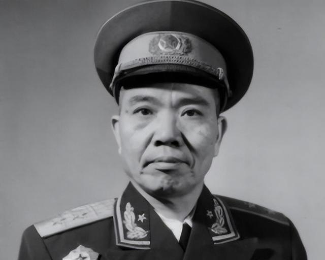 1955年授衔前夕，毛泽东在少将名单上看到韩伟的名字，毫不犹豫地划掉了。然后在中