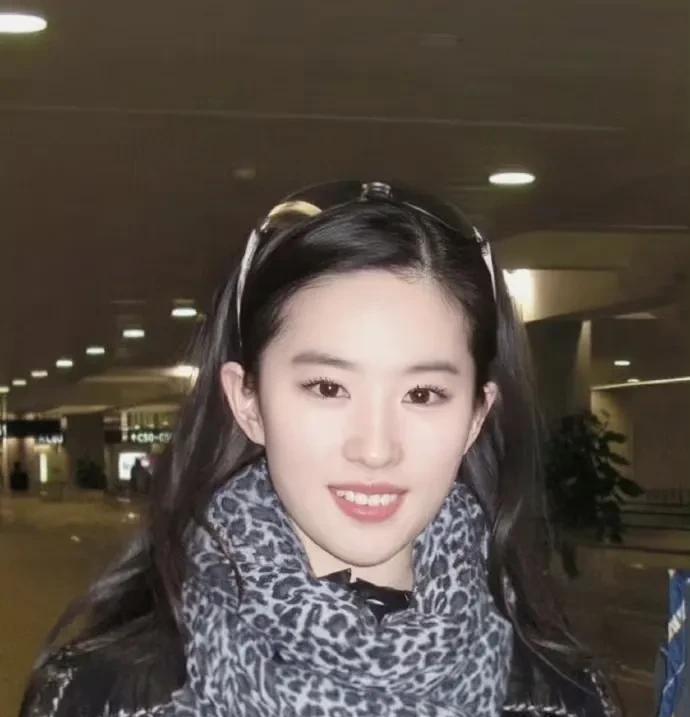 刘亦菲早期的金粉天龙都是试镜来的，金粉替补，天龙各个女演员试镜的视频都能看到。
