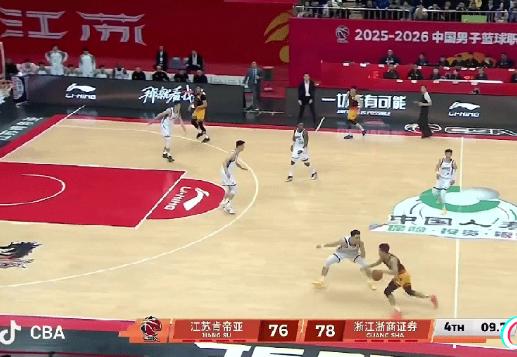 庞峥麟绝平的这个球，又引爆了全场球迷，他连续过掉了CBA的防守专家朱俊龙及内线大