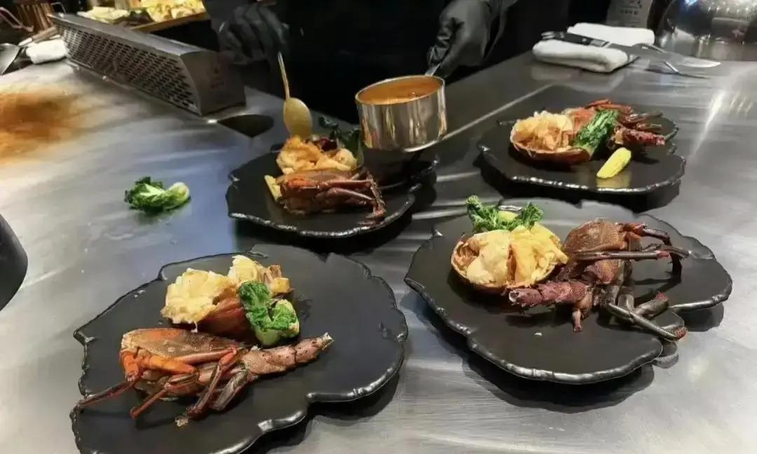 杀神教练白了头，世界第一抢买单。网友在青岛铁板烧店拍下这一幕。王楚钦把烤好