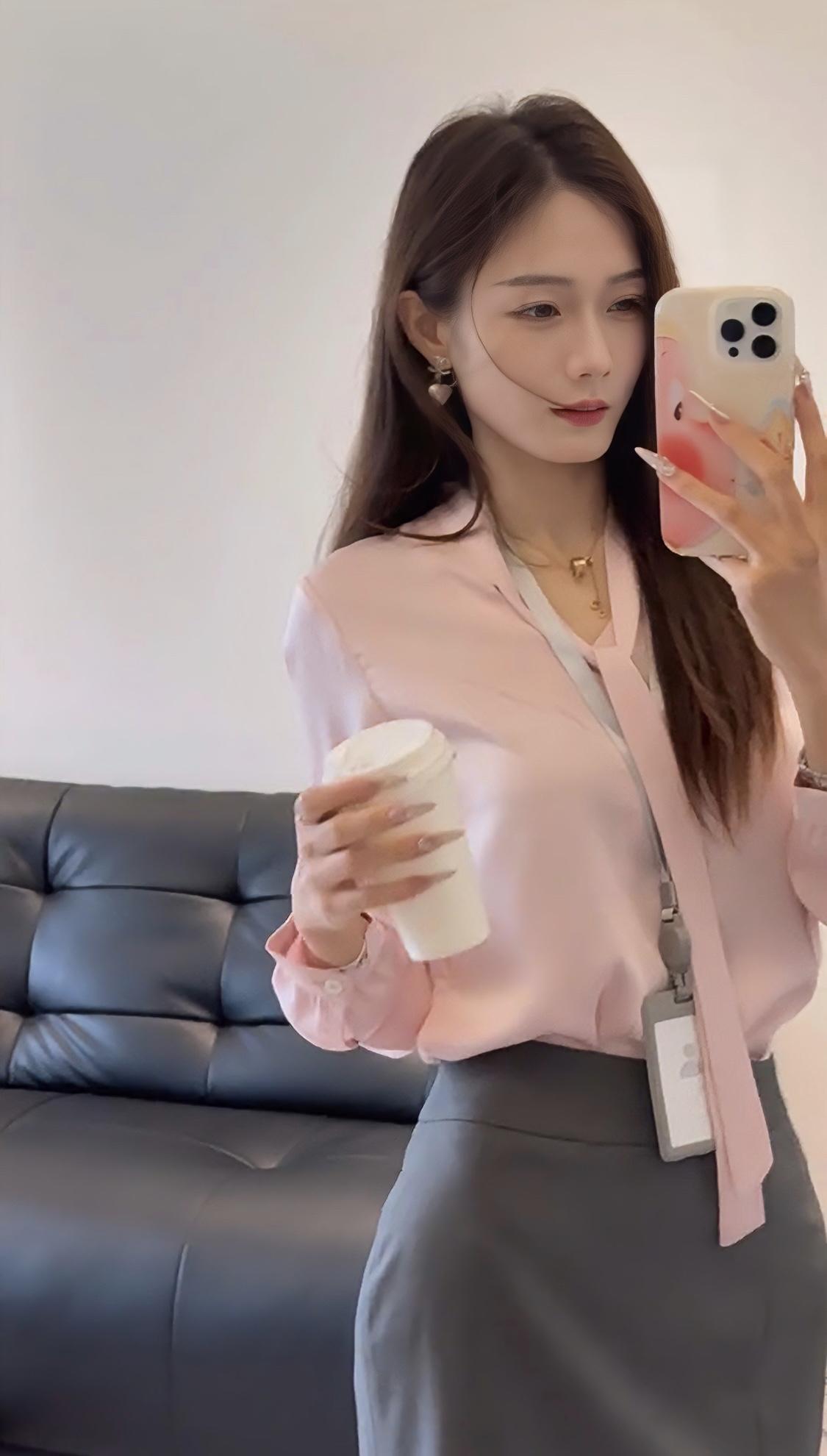 正常穿搭推荐，无不良引导。今日穿搭推荐整体风格：温柔高级的“粉灰CP”职场轻熟