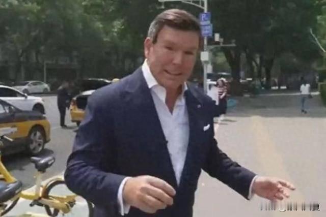 太尴尬了！福克斯主持人来华吐槽翻车，双标现场被全网看笑！真的要被国外某些媒