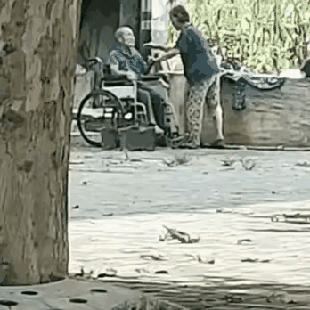 夫妻俩年轻力壮过日子的时候，男的对老婆不好拳打脚踢，晚年了生病了走不动老婆开始嫌