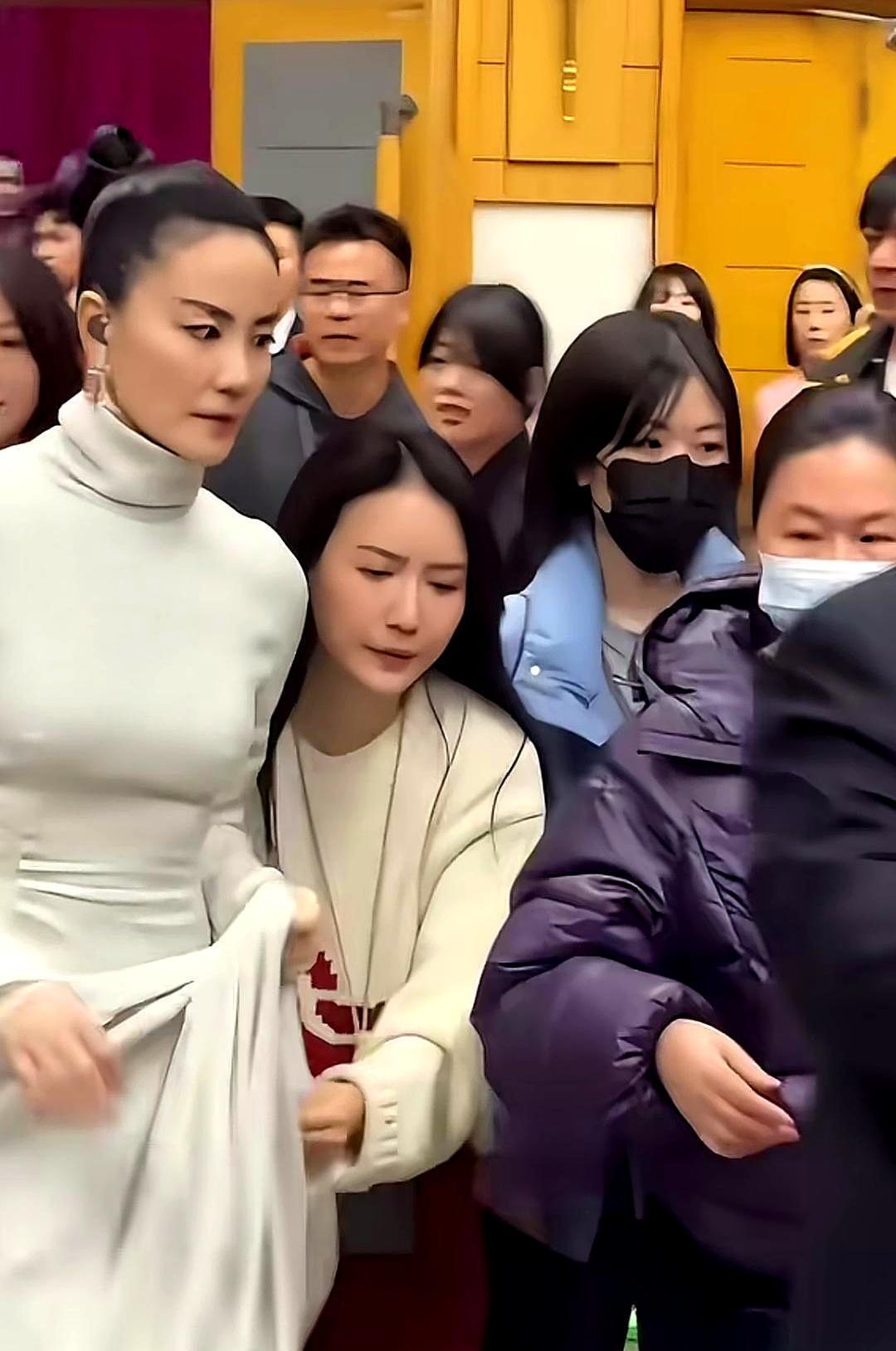 如果你还活在别人的评价里，那王菲活得太明白了。她台上高冷，不爱搭理人，被骂“没