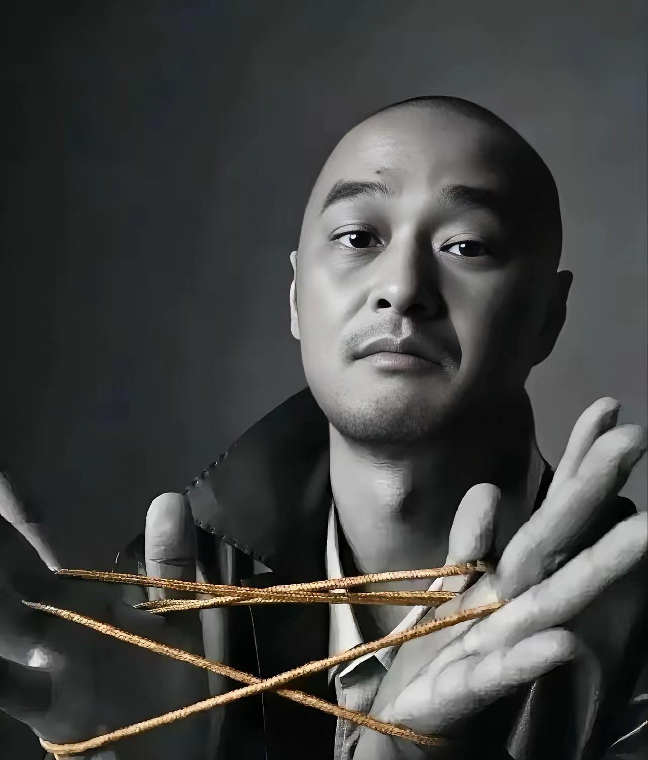冯唐说：“什么是蠢？没靠山的却想升职，没站队的却想加薪，没圈子的却想坐稳，