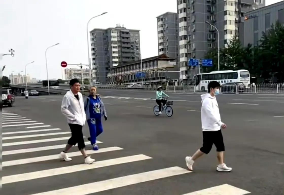莎莎和coco一起过马路，好可爱的师徒俩！路人偶遇莎莎和coco，两个人都穿着