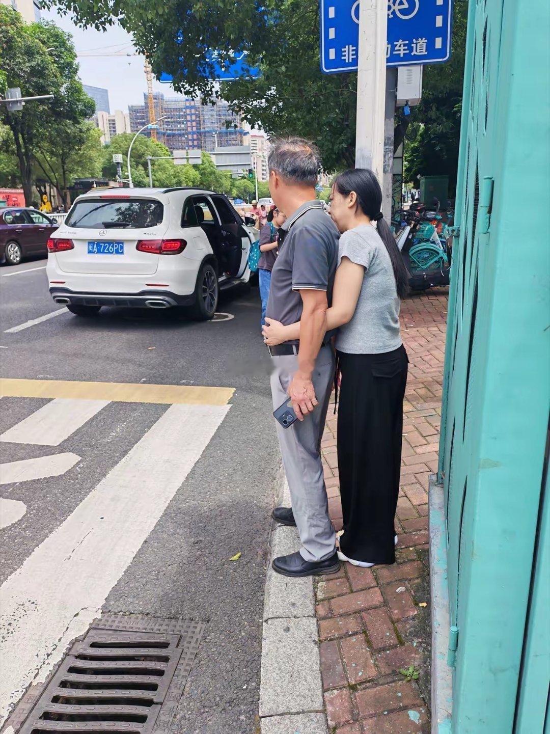 街头遇见温馨一幕从大爷的表情一切都不用多说