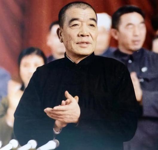 1975年，一位农民被选为副总理，轰动了全国，这也成为了中国政坛发生了一件让人咋