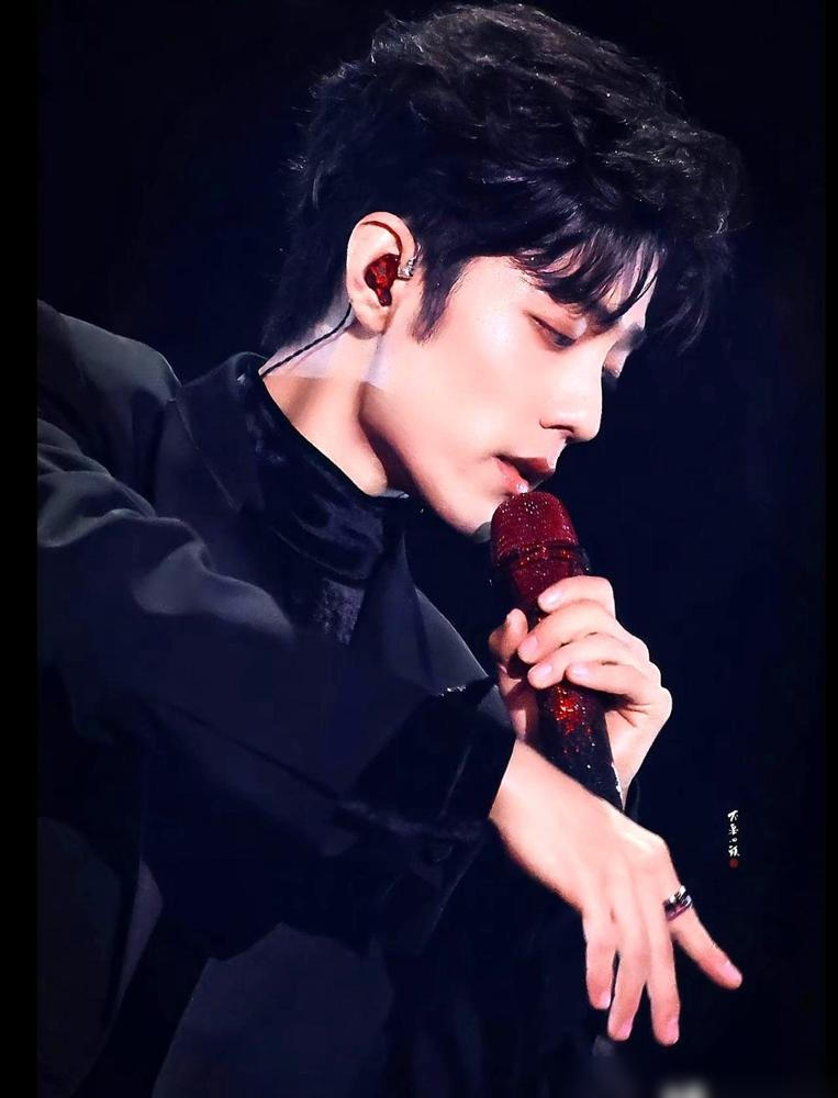 一份跨年晚会的后台记录，看得人后背发麻。据伴舞说，肖战登台前两晚，人其实已经病得