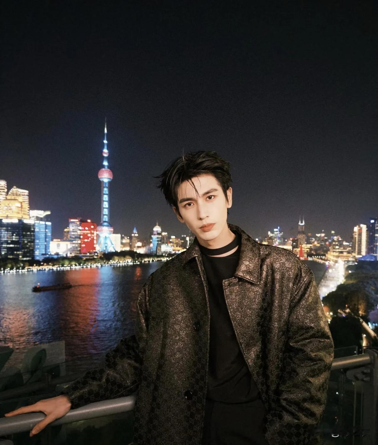 张凌赫长得确实是很帅，但就是一眼帅哥的那种帅，而且说实话，我看了好多次张凌赫。