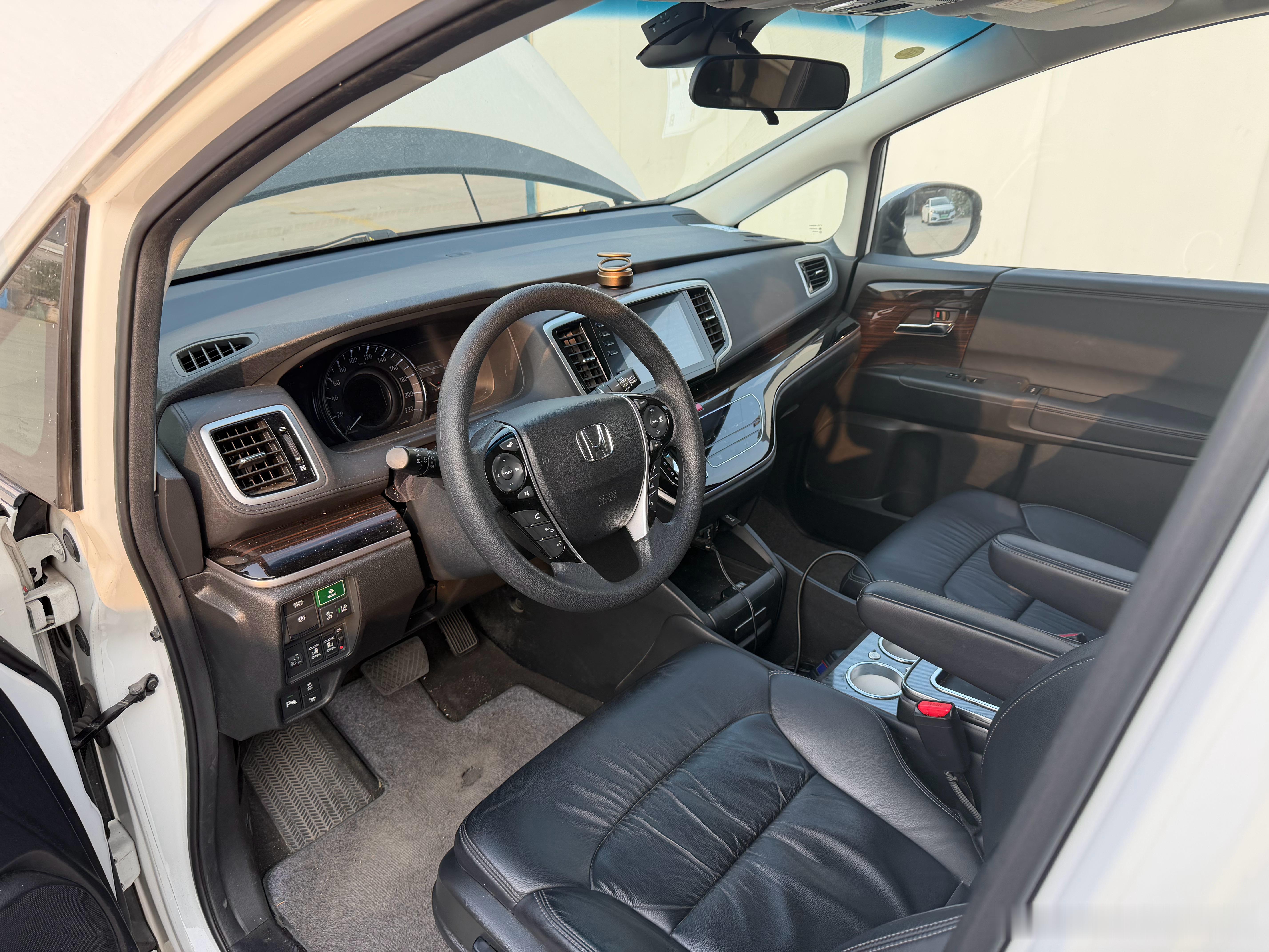 今日淘车单收获混动奥德赛一辆，这可不是低配，但尼玛当年新车近30w塑料方向盘，不