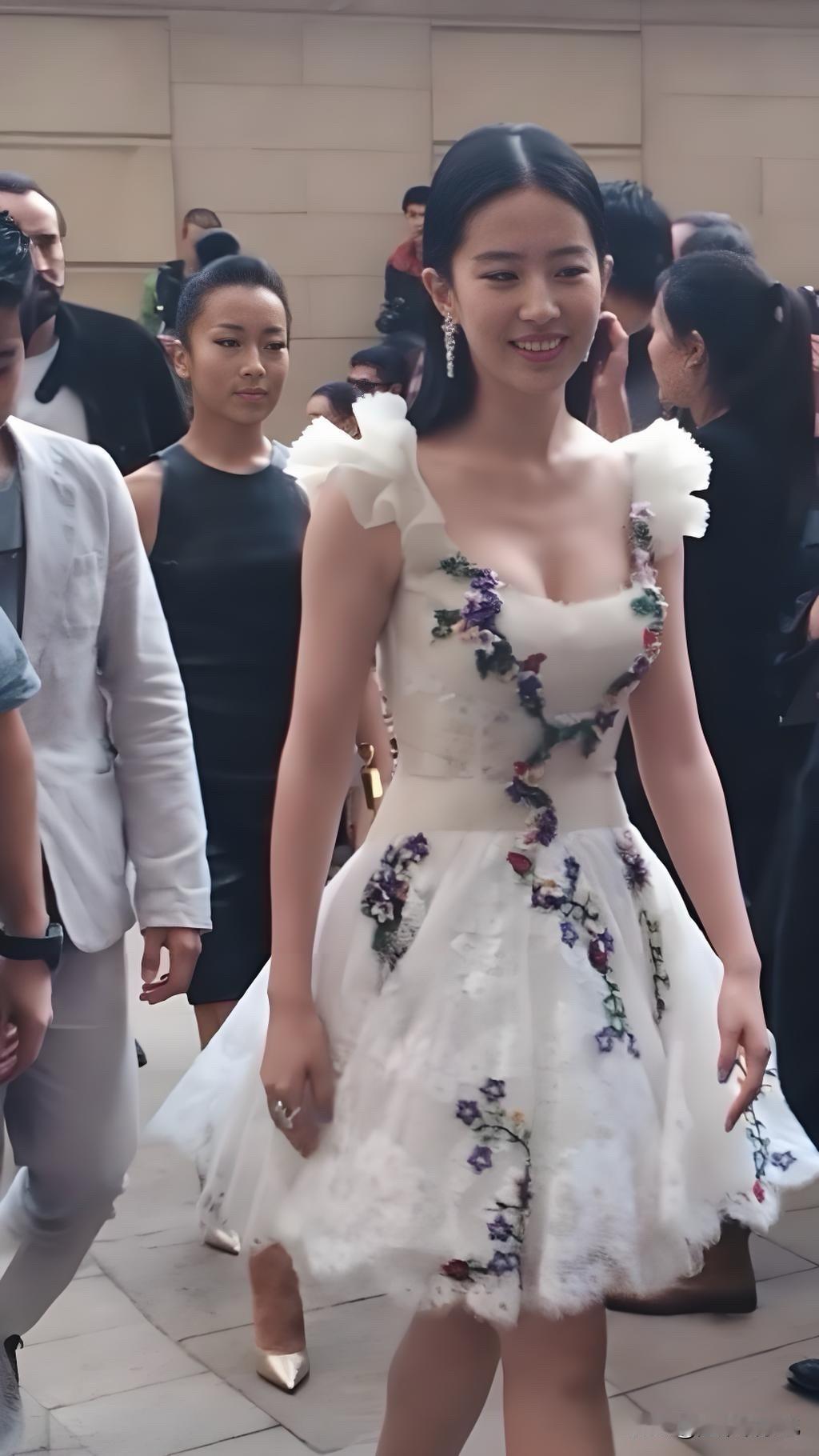 花仙子穿什么都好看！