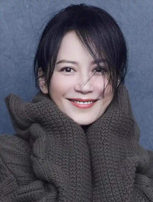 美女不结婚，并不代表她们没有切磋武艺的伴侣。她们身边始终围绕着一群多情的男人。看