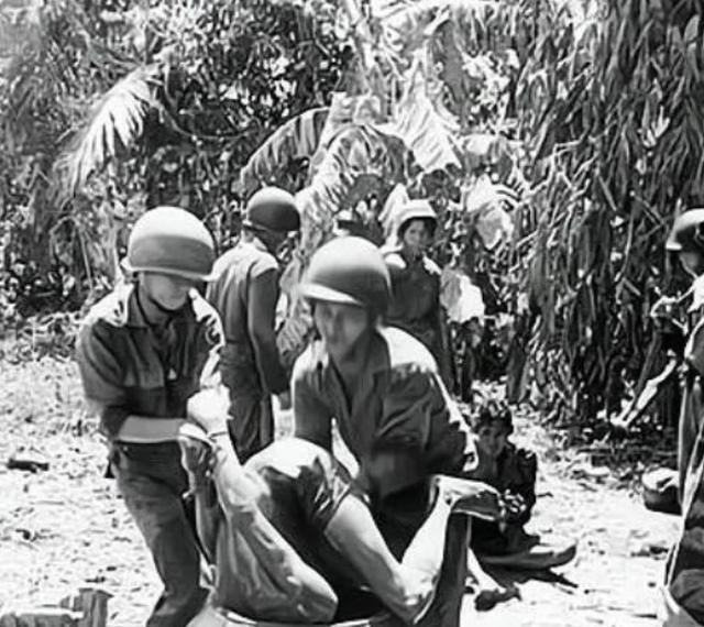 1969年的越南丛林，雨丝裹着雾气，把整片山都泡得发潮。她的解放鞋陷进烂泥里，