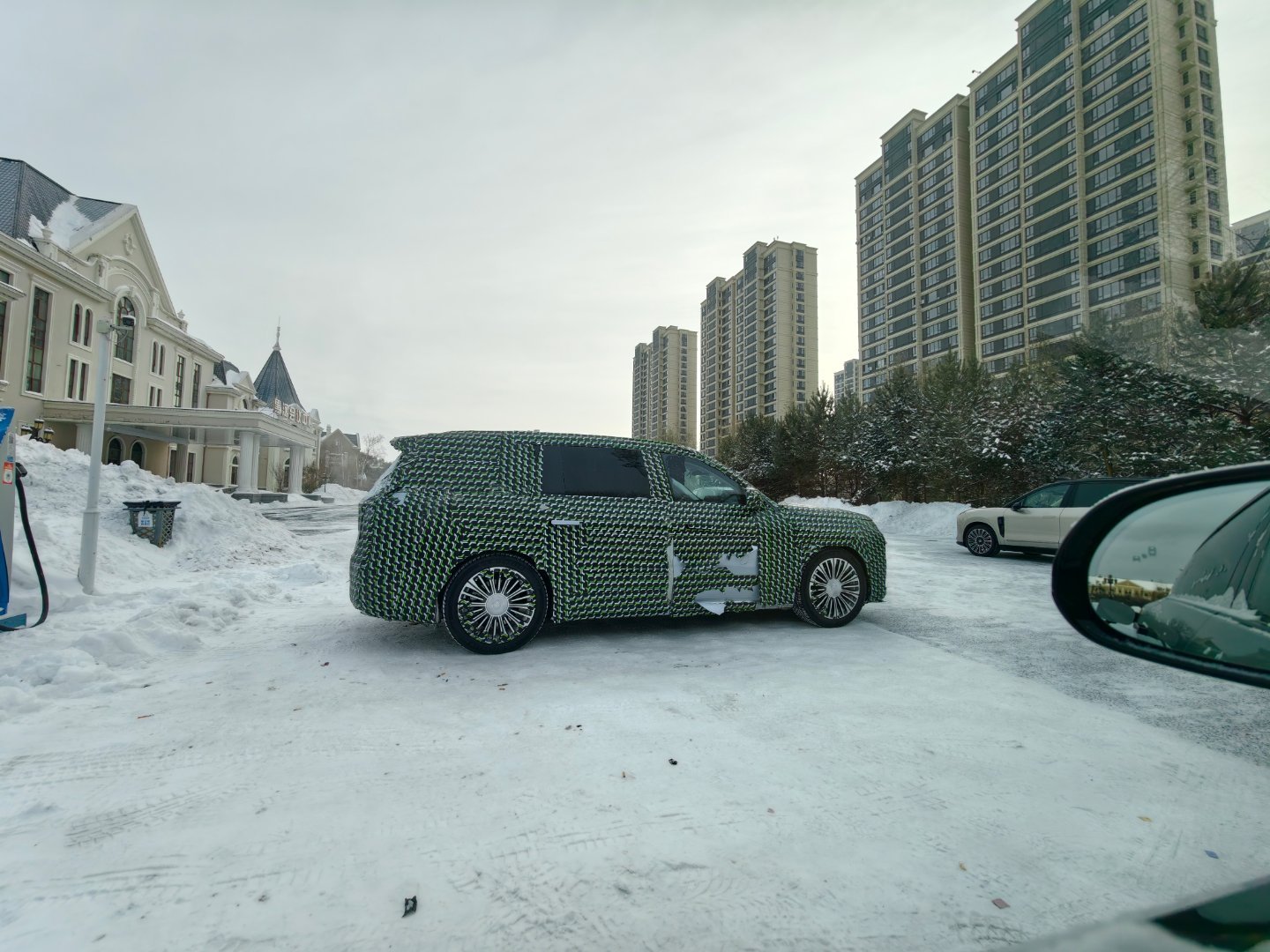 嚯，小鹏这个充电站很受欢迎啊！又来一个重伪装的车，猜猜是什么车？