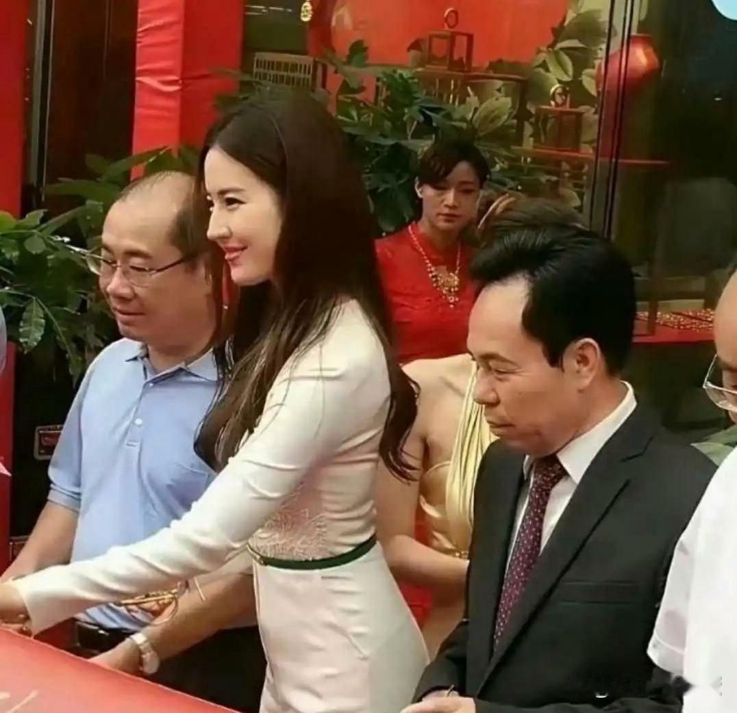 原来刘亦菲现实里长这样。