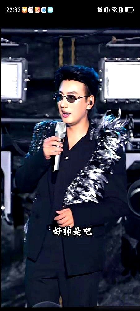 “老公来了没？”海来阿木在吉隆坡演唱会上扭头问台下一个女粉丝。姑娘喊没有，他顺口接了一句：“那今晚别