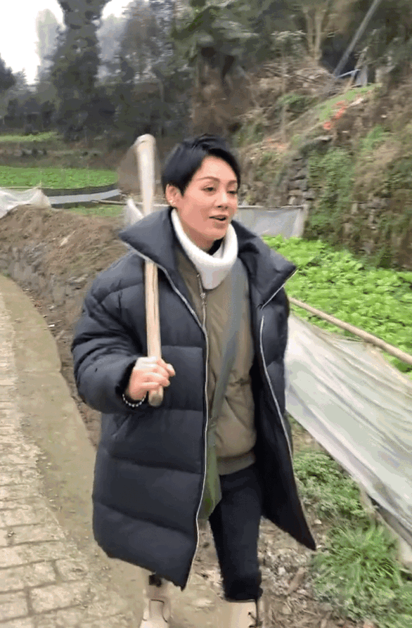 只有农村人才知道宁静装的有多假！这是我唯一一次对宁静感到反感拿着锄头走两步就