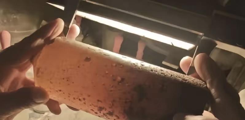 【乌媒热议中国军用激光器的晶体】7月26日，乌克兰独通社报道，中国承认已研