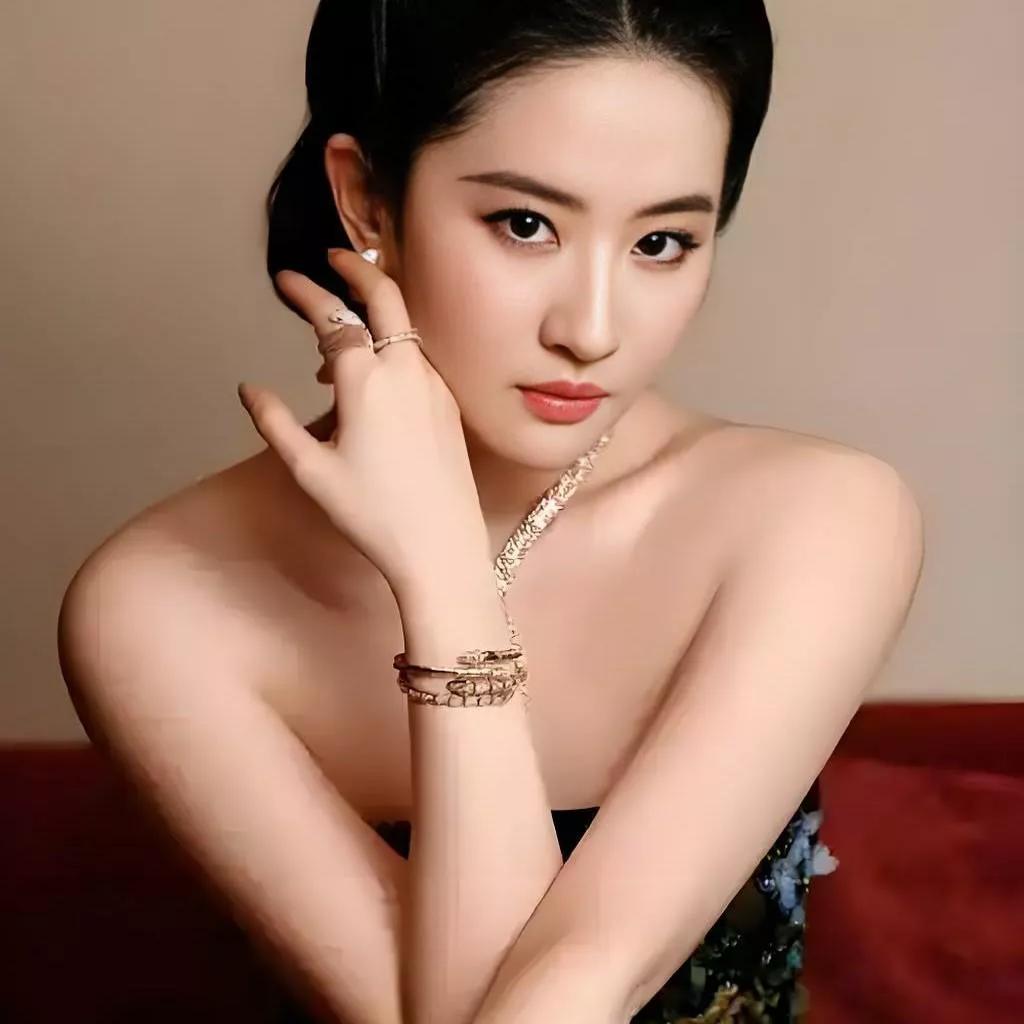 优雅女神风，珠宝点缀的魅力！温柔系珠宝典雅珠宝写真珠宝氛围感写真靓丽珠宝搭