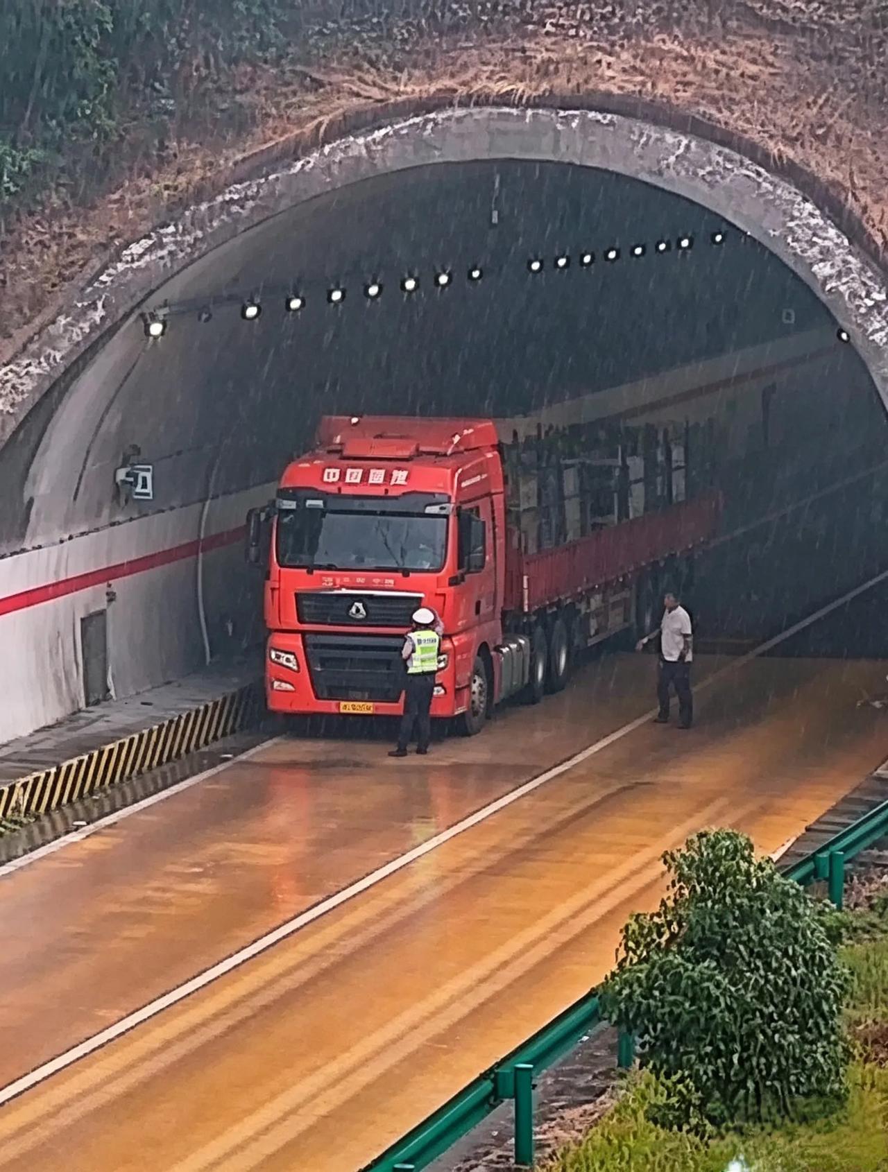 雨天隧道口货车违停，交警拼命劝离，一分钟真的无所谓？高速隧道口危机四伏！货车就