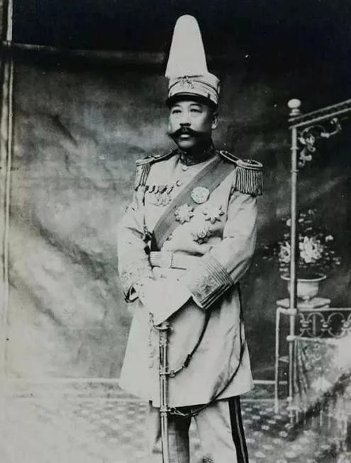 1912年，在父亲的强迫下，20岁富商千金陈寒蕊嫁给了50岁的三婚军阀。新婚之夜