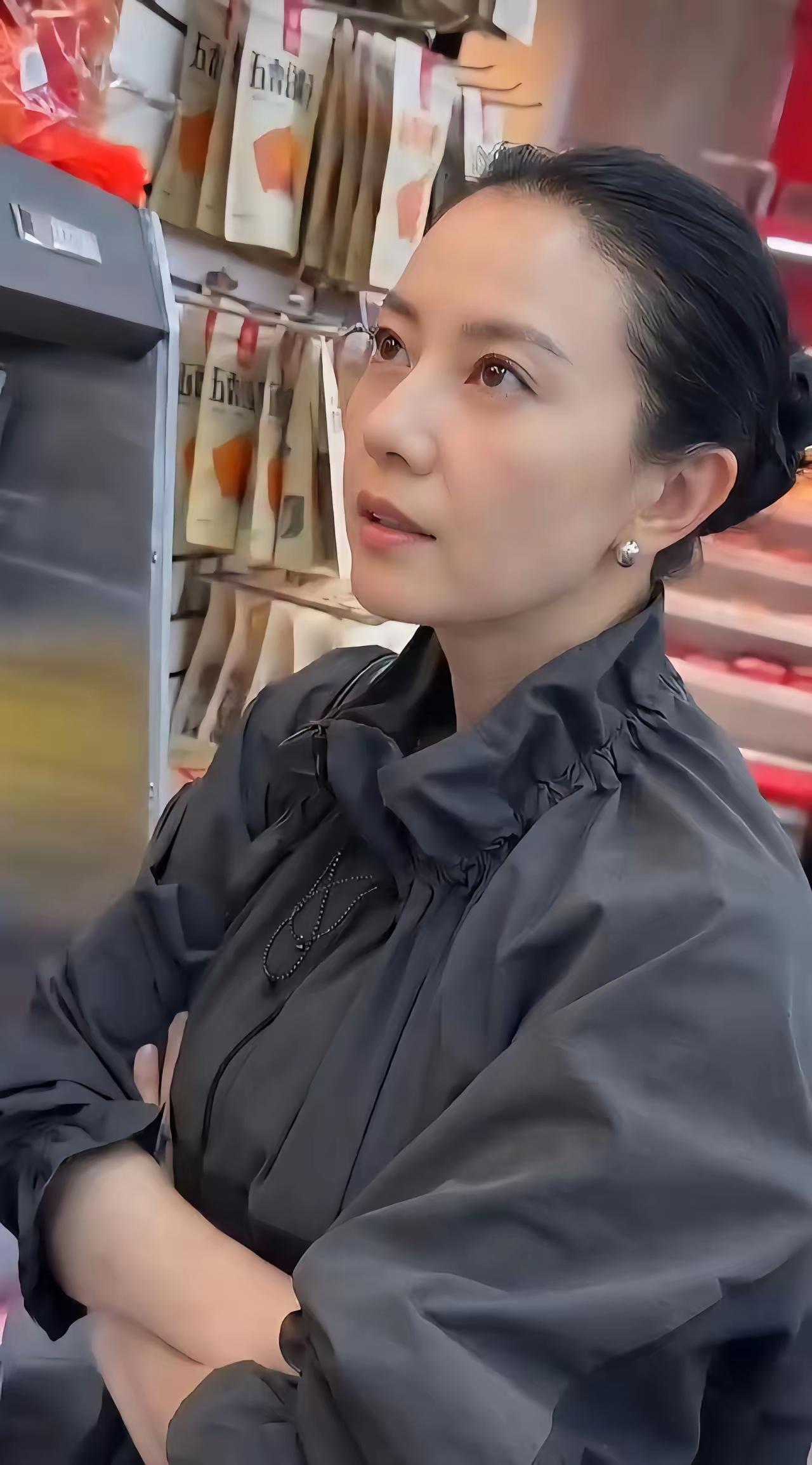 50岁高圆圆的状态真的好真实！有网友偶遇高圆圆逛超市！不愧是当年大家心目中的女