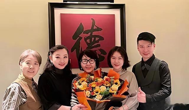 50岁翁帆近照曝光，面相大变瘦了好多又年轻漂亮，一个举动让口碑暴增