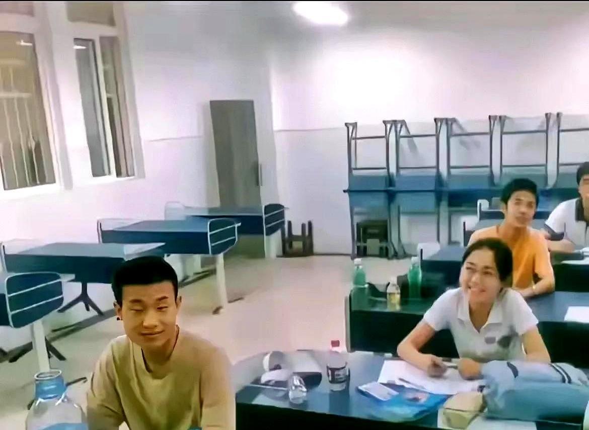 高中时期的韦东奕，韦东奕的高中老师告诉记者，韦东奕在上数学课的时候，从来不带课本
