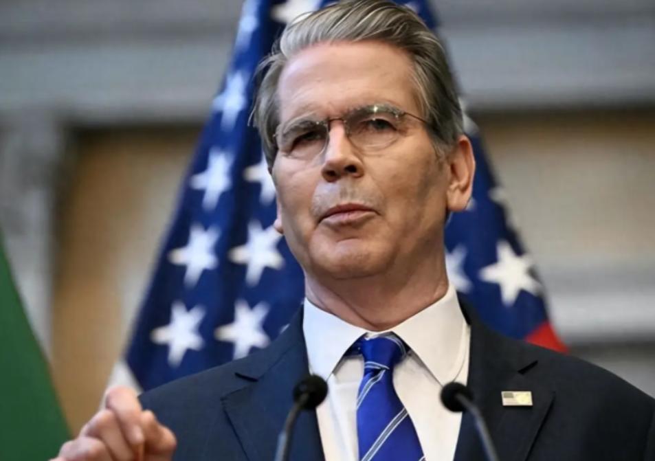 美国已经确认，世界可以让美国去称霸，但中国不在美国的世界范畴内。贝森特周一表示，