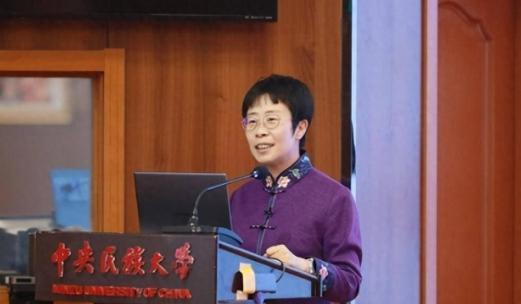 北大才女蒙曼49岁至今未婚，朱迅问她：“你最想嫁给谁？”没想到，她脱口而出说的一